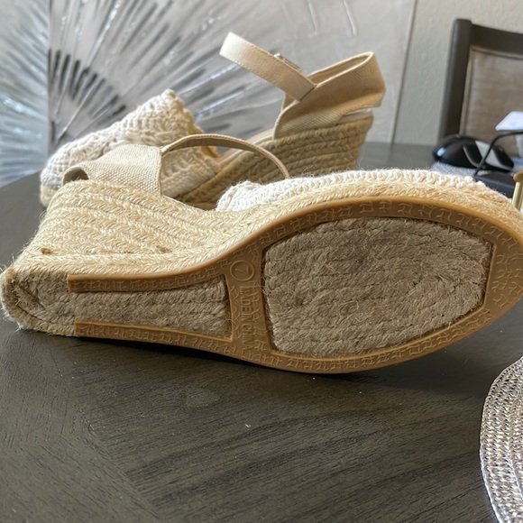 Chico’s Women’s White and Cream Crochet Lace Wedges - Size 7 - Picture 11 of 13